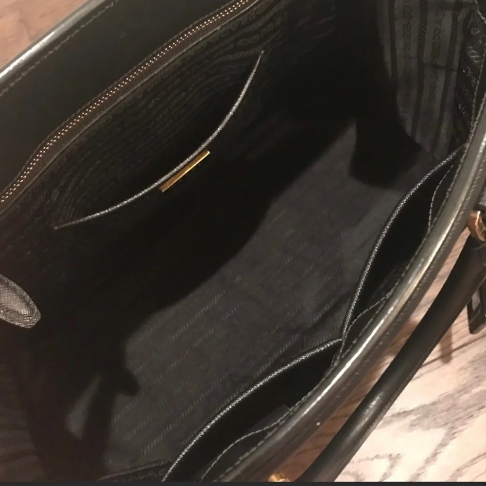 🌹AUTHENTIC PRADA SATCHEL & WALLET in EXCELLENT CONDITION - Picture 5 of 7